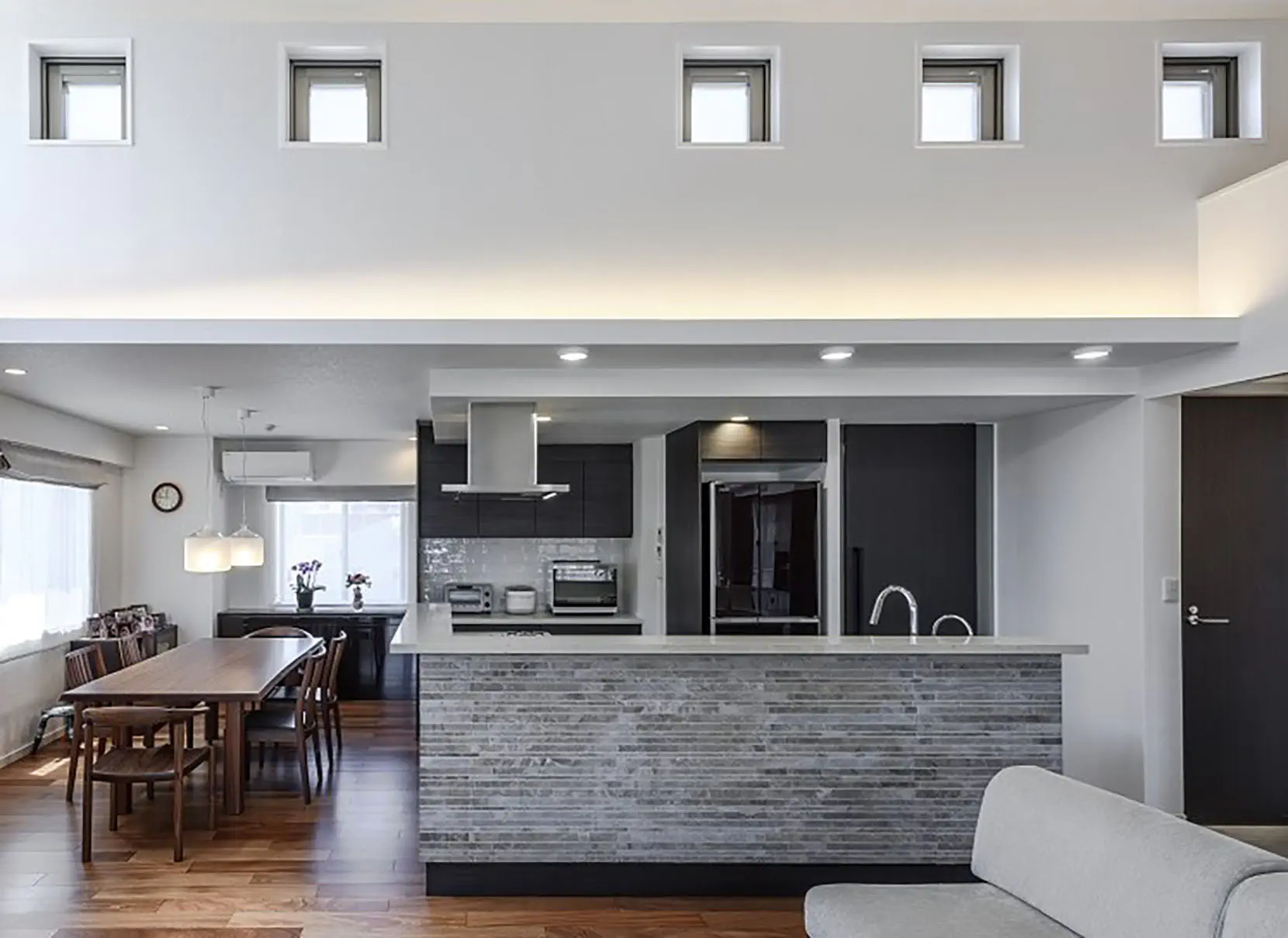 アイランドキッチンのメリットは?リフォーム例や間取りプランを紹介