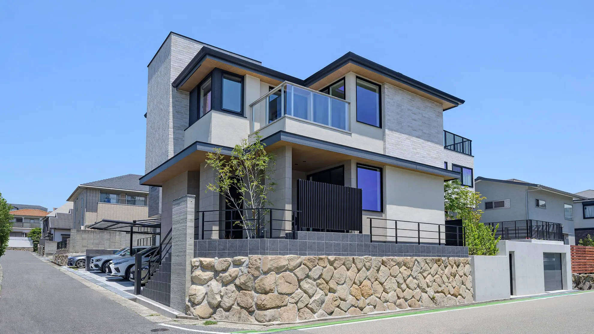 購入したい_直線の造形美が高級感を放つ、風格のある佇まい