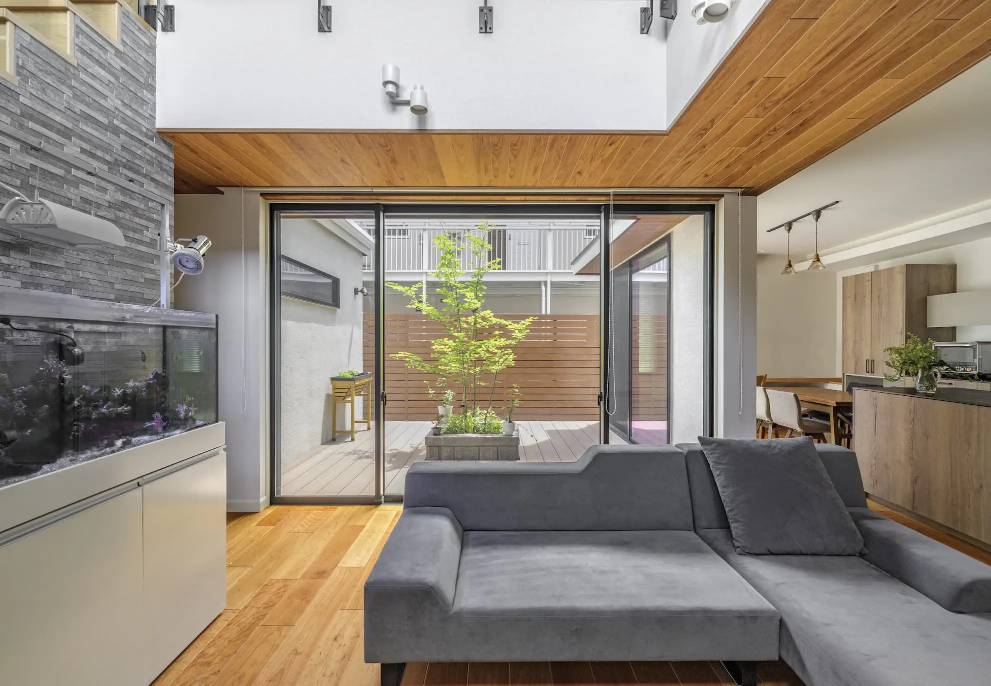 購入したい_中庭から光と風が広がる、デッキガーデンのある家