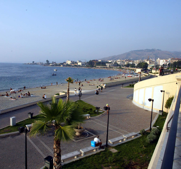 海が臨めるレッジョ ディ カラブリアの街